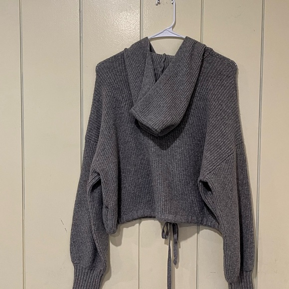 American Eagle Outfitters Women’s Gray Cropped Off the Shoulder Sweater. Size M. - Picture 5 of 6